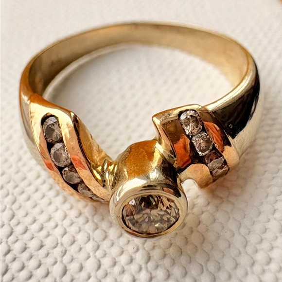 18k Gold & Diamond Ring - Picture 4 of 9